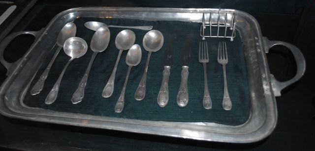 Silver_cutlery_items_in_Bikaner_fort_museum.jpg