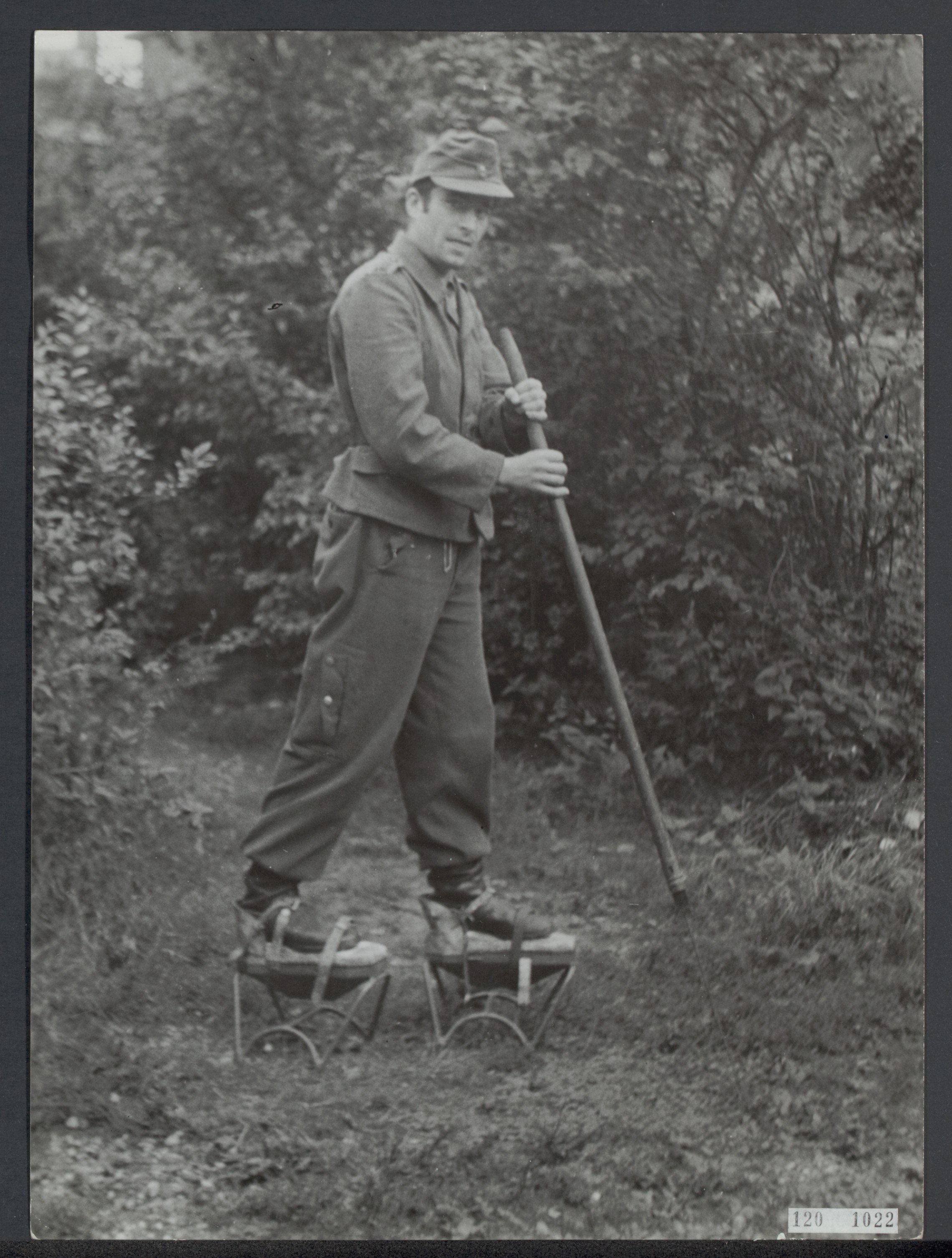 Opruimen_van_landmijnen_bij_Hoek_van_Holland._Duitse_krijgsgevangen_worden_daarb,_Bestanddeelnr_120-1022