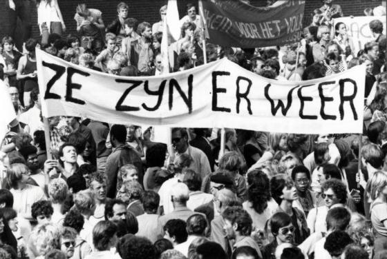 Demonstratie_op_het_Binnenhof_in_Den_Haag_tegen_de_komst_van_de_centrumpartij_in_de_Tweede_Kamer._In_beeld_een_groot_spa_-_SFA007001062